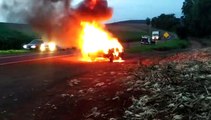 Carro é tomado pelas chamas na PR-180 em Cascavel; veja imagens