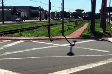 Скачать видео: Caminhão é atingido por trem em Arapongas (PR)