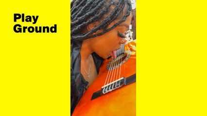 Mujer toca la guitarra con la lengua