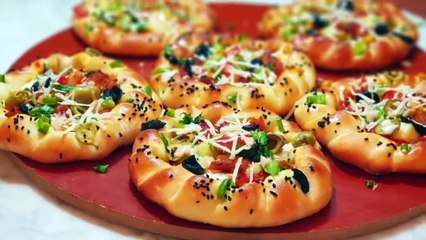 ميني بيتزا محشوة الجوانب بالجبن بأروع عجينة بنة تهبل - Mini Pizza