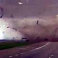 Camioneta da vueltas en medio de un tornado y esto fue lo que sucedió
