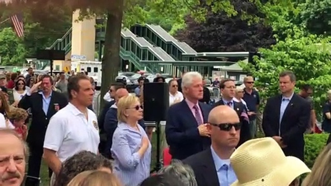 Quand Hillary Clinton "oublie" de chanter l'hymne