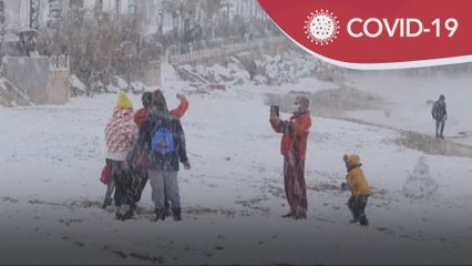 Salji | Penduduk ingkar perintah berkurung, main salji