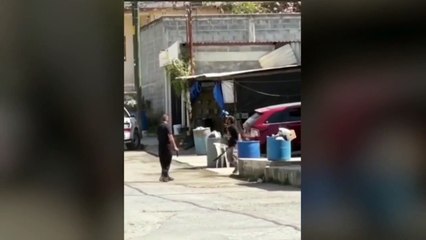 Hombre amenaza con machete a policías de Allende