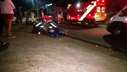 Forte colisão envolvendo carro e motocicleta deixa jovens feridos