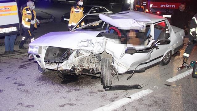 Otomobil tıra arkadan çarptı, sıkışan sürücü yaşamını yitirdi