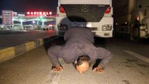 Savaş mağduru tır şoförü, Türkiye'ye gelir gelmez toprağı öptü, diz çöküp dua etti