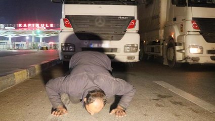 Ukrayna'da savaşın ortasında kalan tır şoförü, Türkiye'ye gelir gelmez toprağı öptü