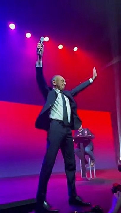 Incident : Les Femen tentent de perturber hier soir le discours d'Eric Zemmour lors du débat de Valeurs Actuelles, en se précipitant sur la scène