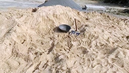सड़क निर्माण में घटिया सामग्री का आरोप, लोगों में रोष