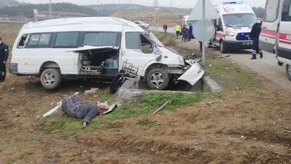 Tarım işçilerini taşıyan minibüs devrildi, 17 kişi yaralandı