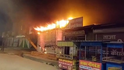 आग से शराब, फर्नीचर व फ्रीज सहित अन्य सामान जले