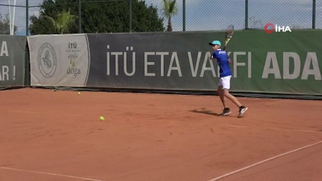 Ukraynalı tenisçi, ailesiyle birlikte savaştan kaçıp Adana’ya sığındı