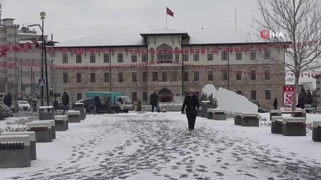 Baharı bekleyen Sivas bir kez daha beyaza büründü