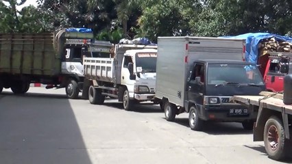 Puluhan Sopir Truk Rela Bermalam di SPBU Demi Antre Solar