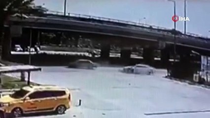 Kaza yaptığı otomobilden kendini dışarı zor attı