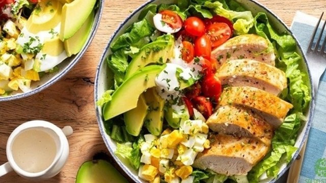 Mách bạn món salad ức gà vừa bổ dưỡng vừa dễ làm