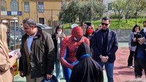Spiderman strappa un sorriso ai bambini ucraini accolti a Genova