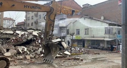 Yıkımına başlanan bina çöktü