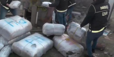 İzmir'de torbacı çiftliğine baskın: Yüklü miktarda uyuşturucu ele geçirildi