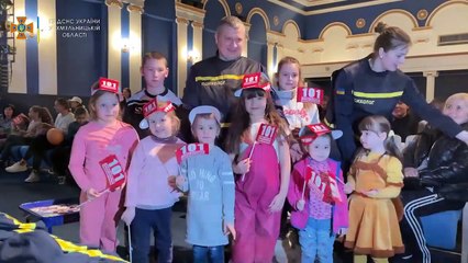 Em Kmenytsky, crianças aprendem técnicas de socorro em encenação teatral