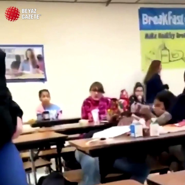 İkiyüzlü Batı! Siyahi Müslüman öğrencinin dövülmesini seyredenler, saldırgan beyaz kız dövülünce tepki gösterdi!