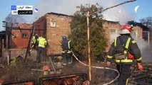 فرق الإطفاء في كييف تكافح حرائق خلفها القصف الروسي