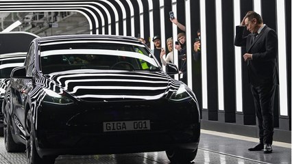 Elon Musk feiert die ersten 30 Autos “made in Germany” mit einem Drohnentänzchen