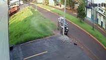 Impressionante: Após colisão contra poste, idoso quase é atingido por descargas elétricas; veja o vídeo