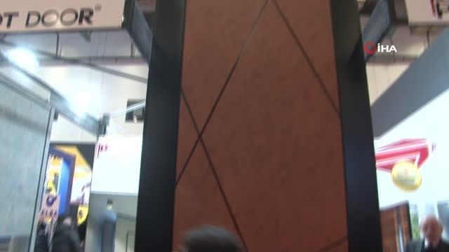 Türkiye'nin en uzun pivot kapısı bu fuarda... 7 metre uzunluğundaki kapı, fuarda yerli ve yabancı misafirlerin dikkatini çekti