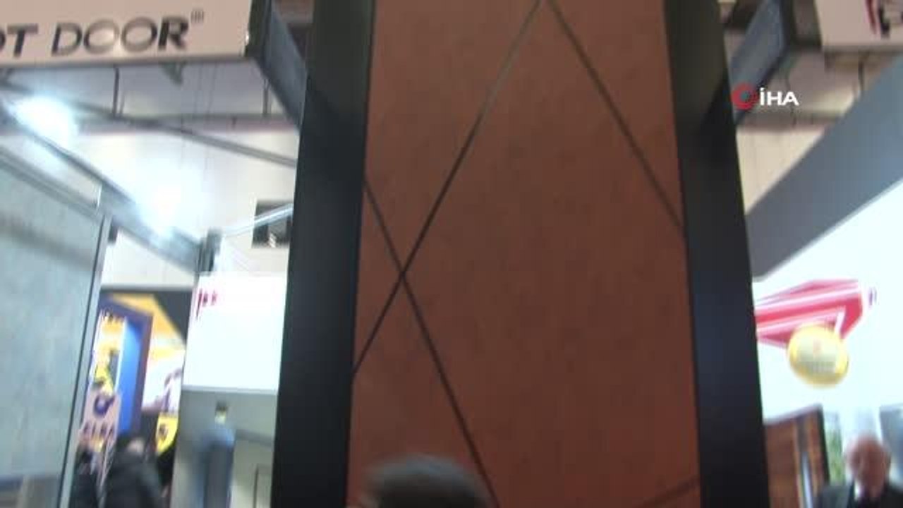 Türkiye'nin en uzun pivot kapısı bu fuarda... 7 metre uzunluğundaki kapı, fuarda yerli ve yabancı misafirlerin dikkatini çekti