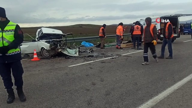 İki araç kafa kafaya çarpıştı, ölü ve yaralılar var! Feci kazada araç bu hale geldi