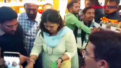पंकजा मुंडेंना थांबवून आजींनी काय मागितलं?