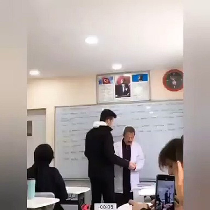 Lisede tepki çeken görüntüler: Öğretmeninin yanında dans edip, dalga geçtiler!