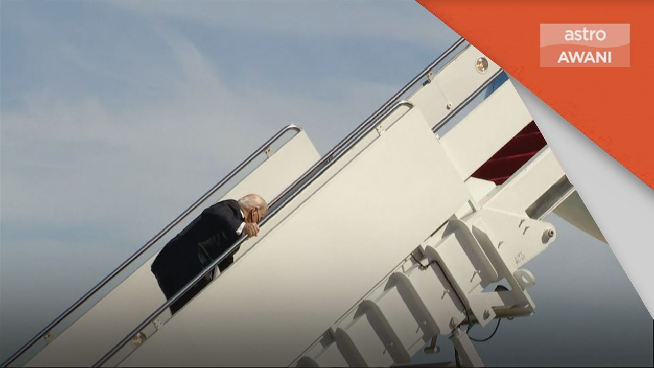 Presiden AS | Joe Biden tersandung ketika menaiki pesawat