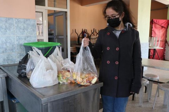 Bergamalı öğrenciler, atık sebze ve meyvelerden organik gübre üretiyor
