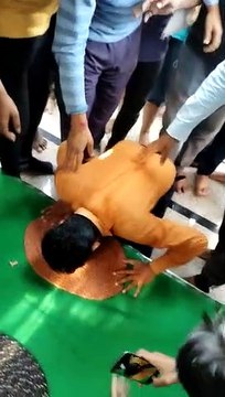 Video: सोशल मीडिया पर कश्मीर फाइल्स फिल्म के ​खिलाफ लिखा, ग्रामीणों ने युवक की नाक रगड़वाकर माफी मंगवाई