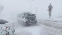 Erzurum'da zincirleme trafik kazası 5 araç birbirine girdi, onlarca araç yolda kaldı