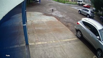 Câmera mostra forte colisão seguida de capotamento no Bairro Country