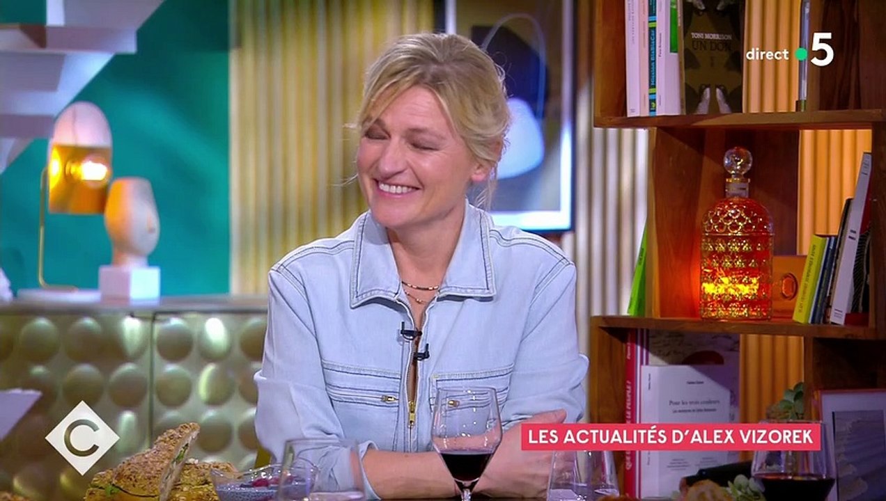 "Je suis le Olivier Giroud de Karim Chameroy" : Quand Alex Vizorek remplace Bertrand Chameroy dans "C à vous"