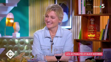 "Je suis le Olivier Giroud de Karim Chameroy" : Quand Alex Vizorek remplace Bertrand Chameroy dans "C à vous"