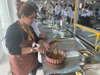 ŞÜ öğrencileri "soryaz" bitkisinden 14 çeşit yemeği Diyarbakır'daki fuara hazırlıyor