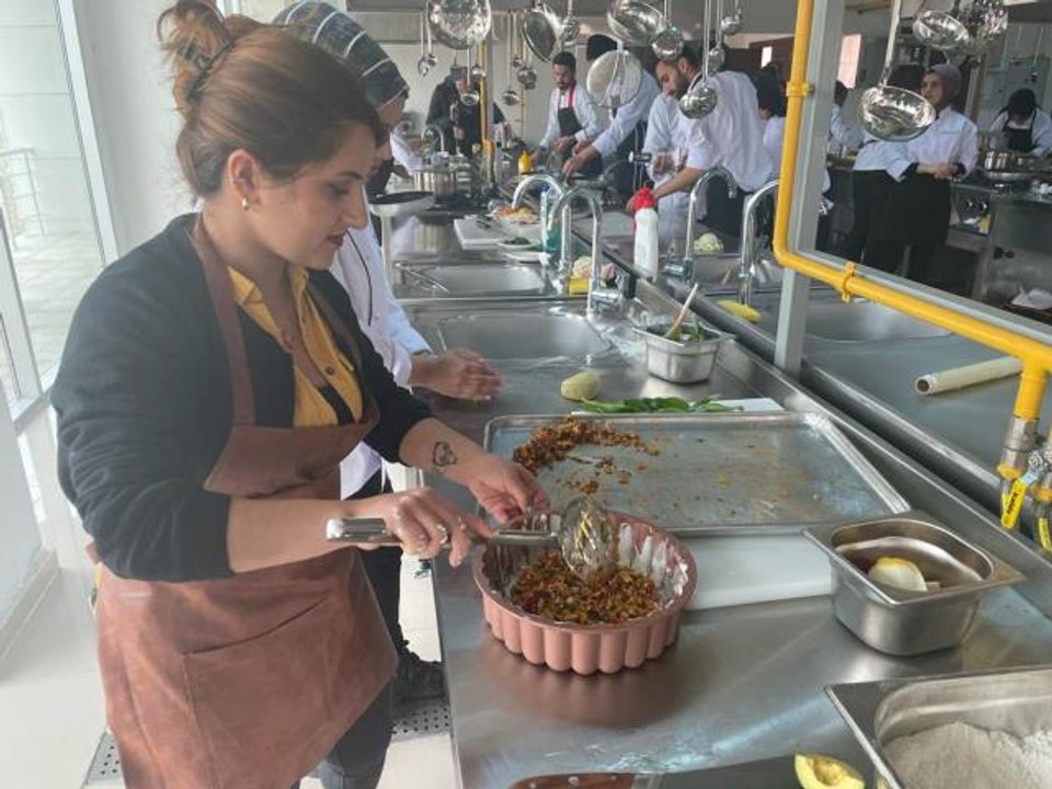 ŞÜ öğrencileri "soryaz" bitkisinden 14 çeşit yemeği Diyarbakır'daki fuara hazırlıyor