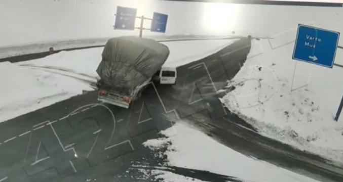 Son Dakika | SAMAN YÜKLÜ KAMYONLA YOLCU MİNİBÜSÜNÜN ÇARPIŞTIĞI KAZA KAMERADA