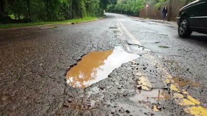 Com a cidade cheia de buracos, motoristas têm dificuldades diárias para não sofrerem prejuízos