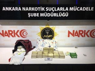 Kucağındaki bebeğin çantasında 7 kilo eroin ele geçirildi