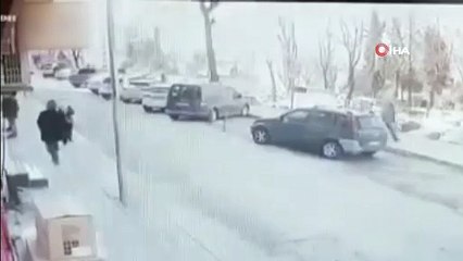 Sokak ortasında husumetlisinin peşinden silahla koştu!