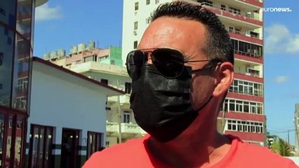 Decenas de coches hacen cola en La Habana por la escasez de combustible