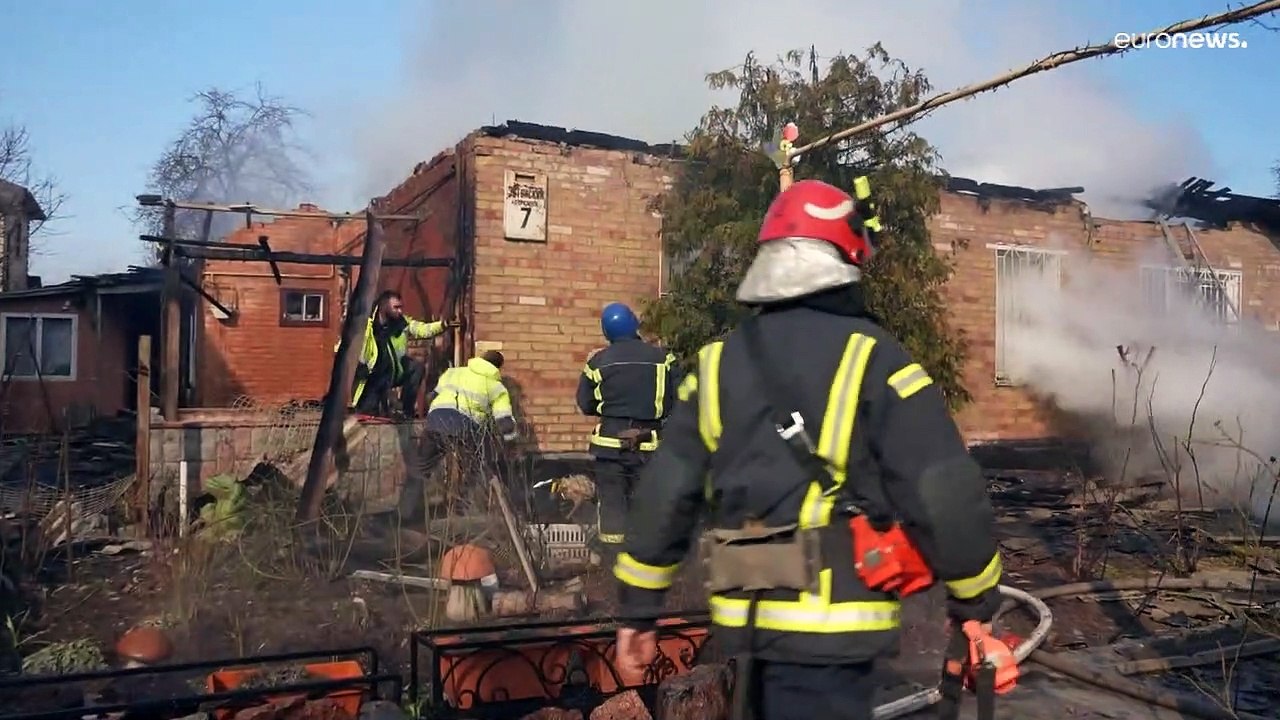 Russische Luftgriffe zerstören Einfamilienhäuser bei Kiew