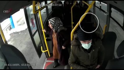 Minibüste unutulan 100 bin liralık altın ve döviz sahibine ulaştırıldı